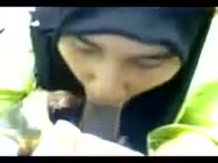 In a non-professional fucking incident, a shameless Doxy wearing a headscarf offers head.